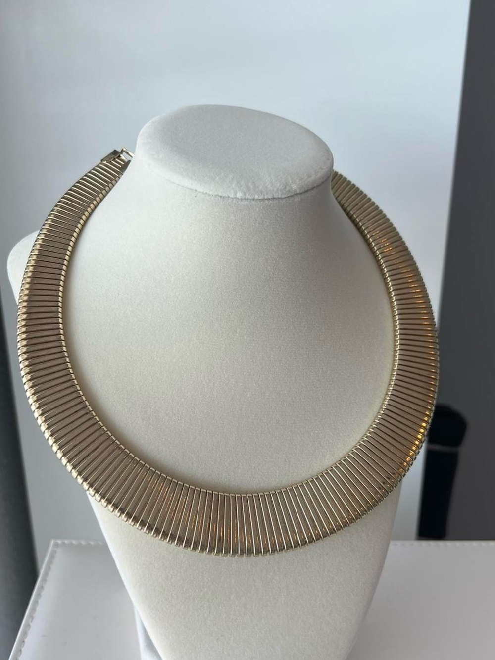 Gold Ribbed Collar Necklace - Elegant Women's Jewelry - Picture 4 of 8